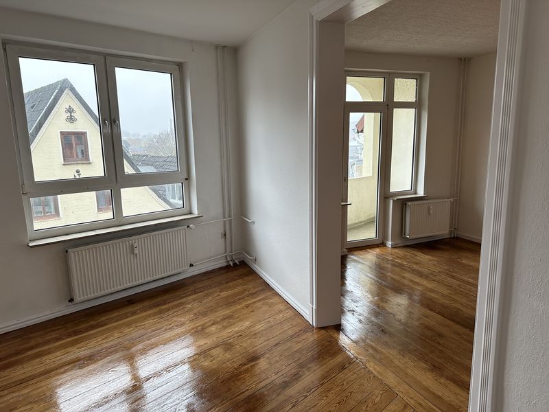 Helle 3-Raum-Wohnung mit 2 Balkonen, zentral in Flensburg